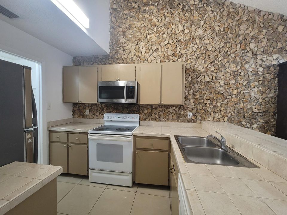 For Rent: $2,500 (3 beds, 2 baths, 1220 Square Feet)