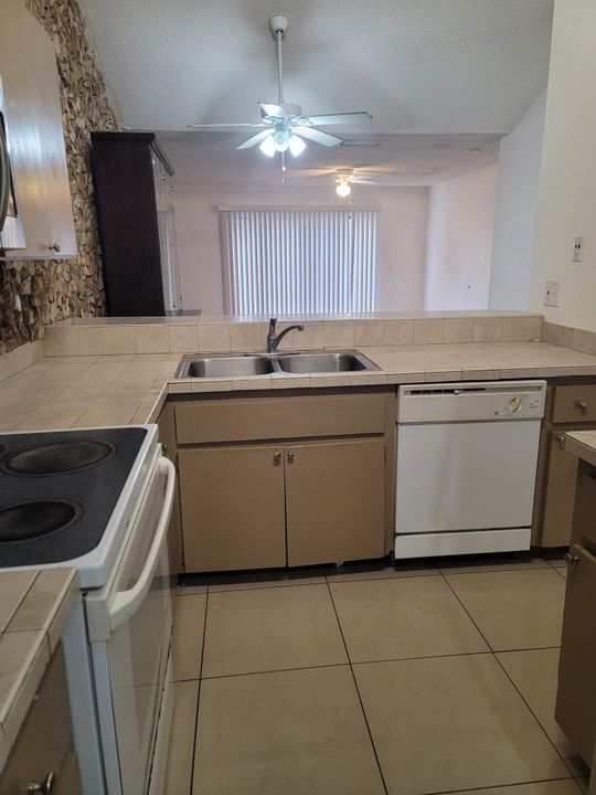 For Rent: $2,500 (3 beds, 2 baths, 1220 Square Feet)