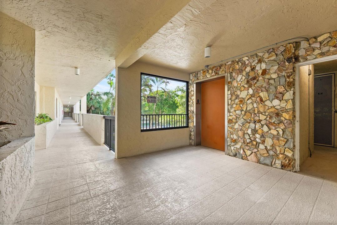 На продажу: $199,900 (2 спален, 2 ванн, 970 Квадратных фут)