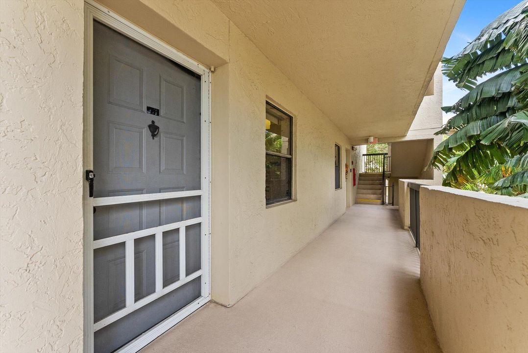 На продажу: $199,900 (2 спален, 2 ванн, 970 Квадратных фут)