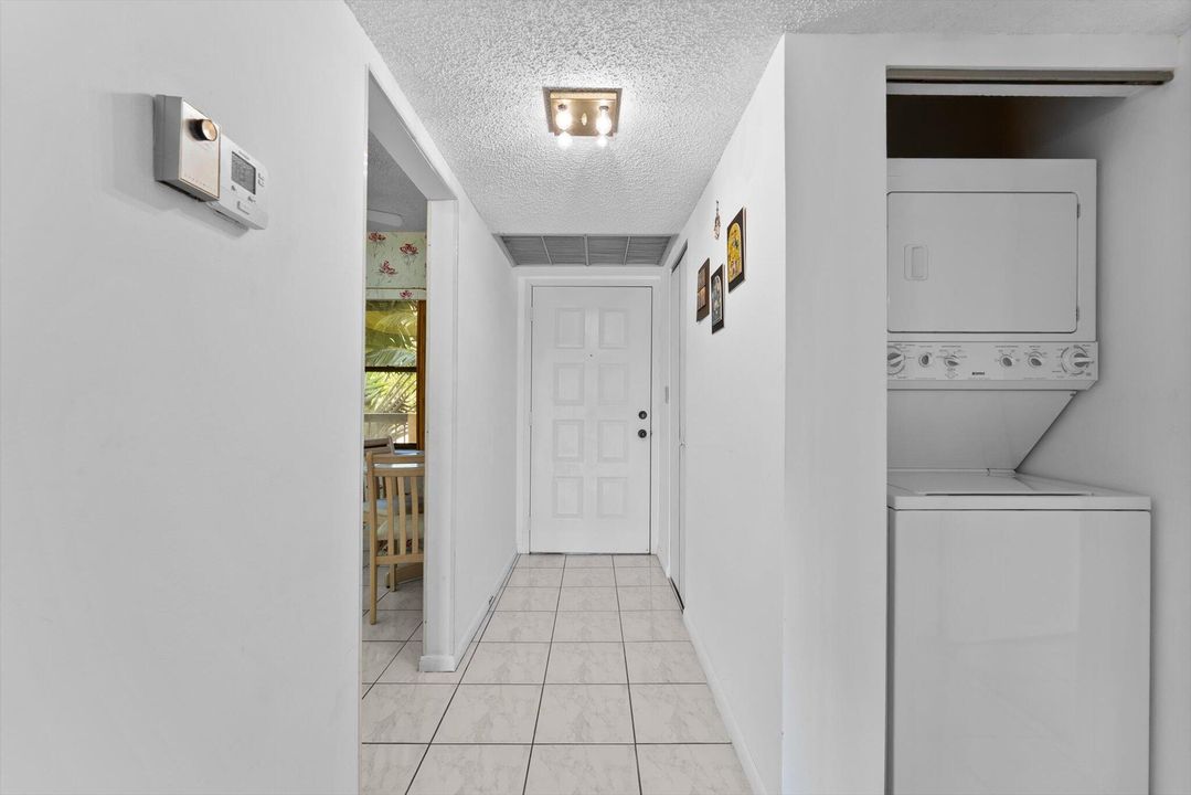 На продажу: $199,900 (2 спален, 2 ванн, 970 Квадратных фут)