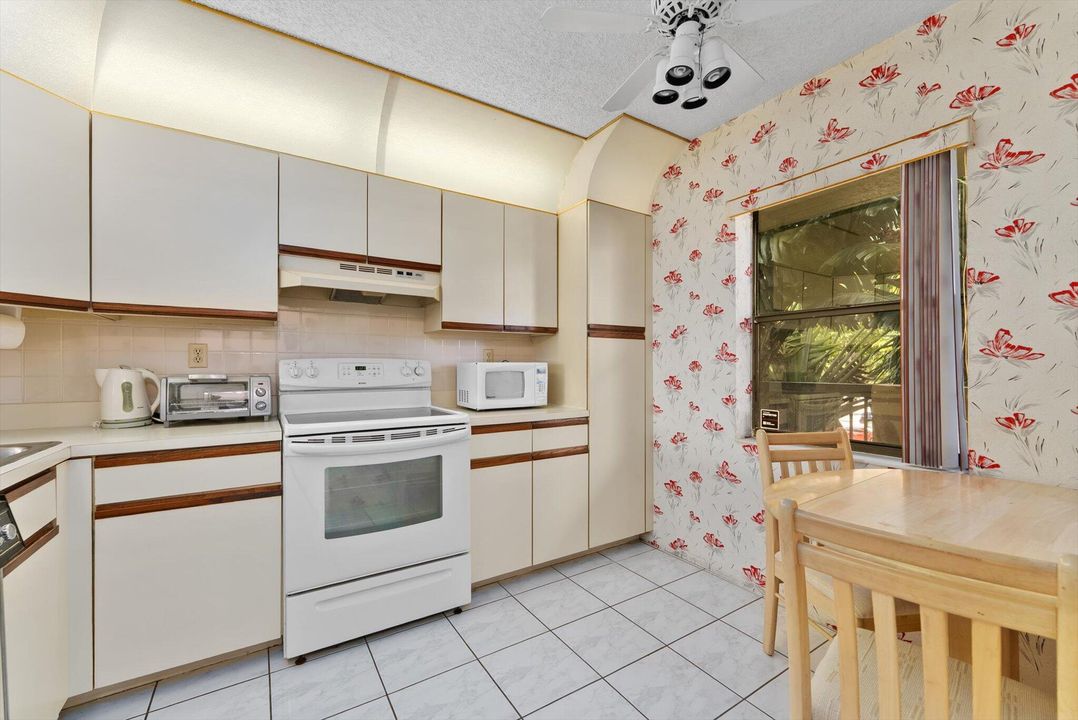 На продажу: $199,900 (2 спален, 2 ванн, 970 Квадратных фут)