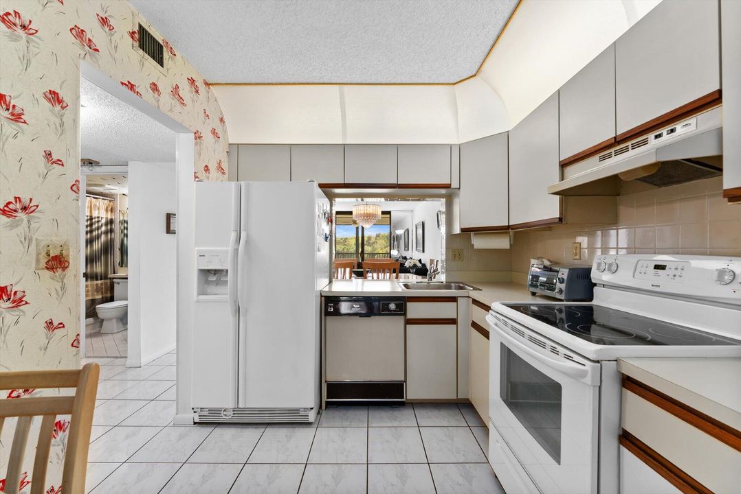 На продажу: $199,900 (2 спален, 2 ванн, 970 Квадратных фут)