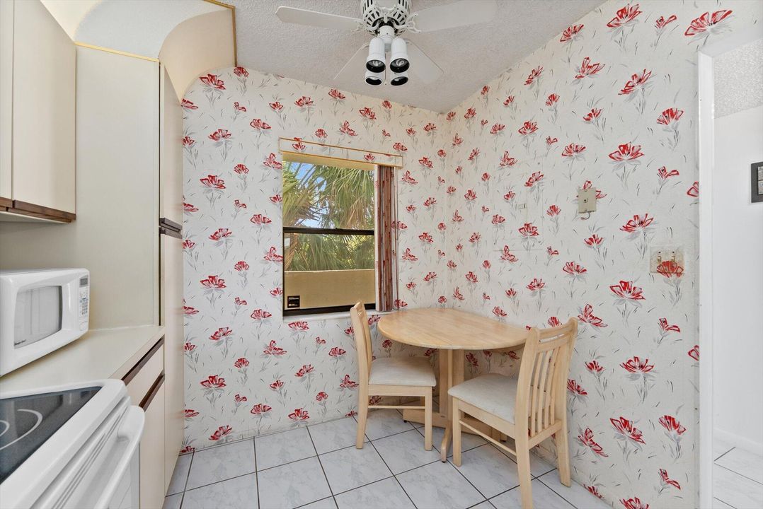 На продажу: $199,900 (2 спален, 2 ванн, 970 Квадратных фут)