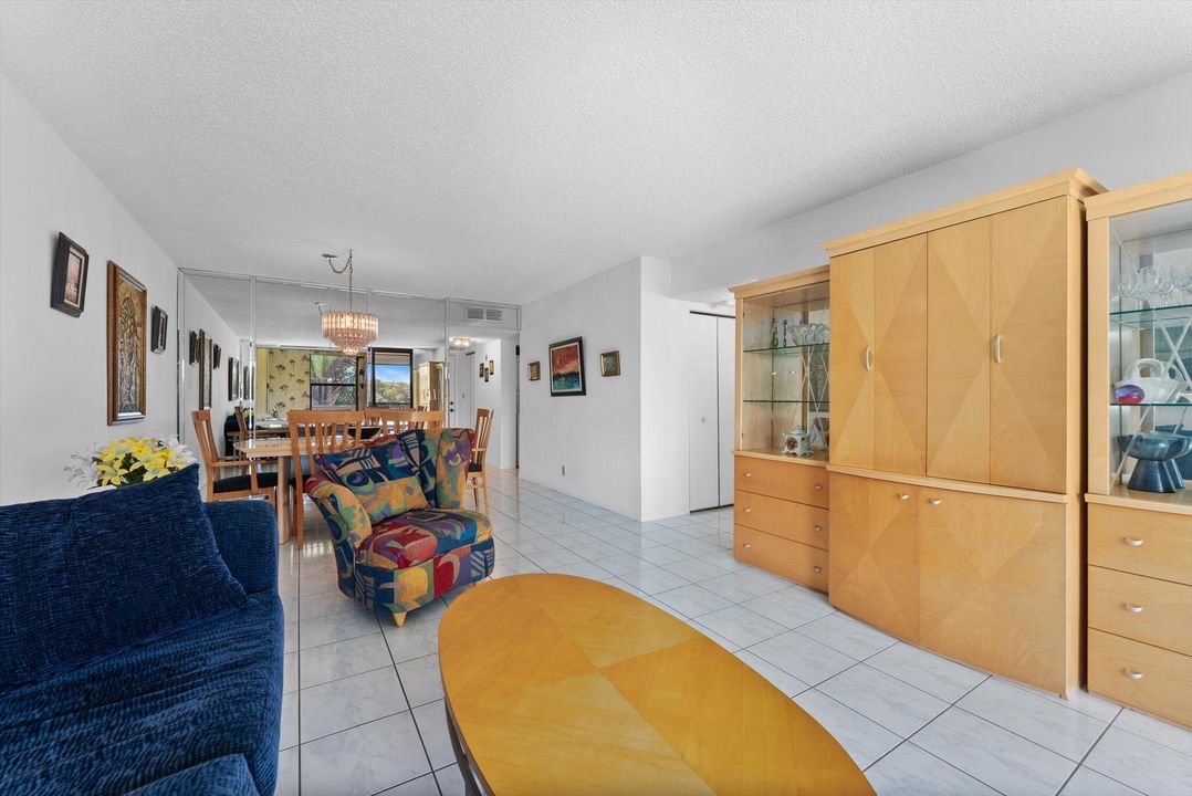 На продажу: $199,900 (2 спален, 2 ванн, 970 Квадратных фут)