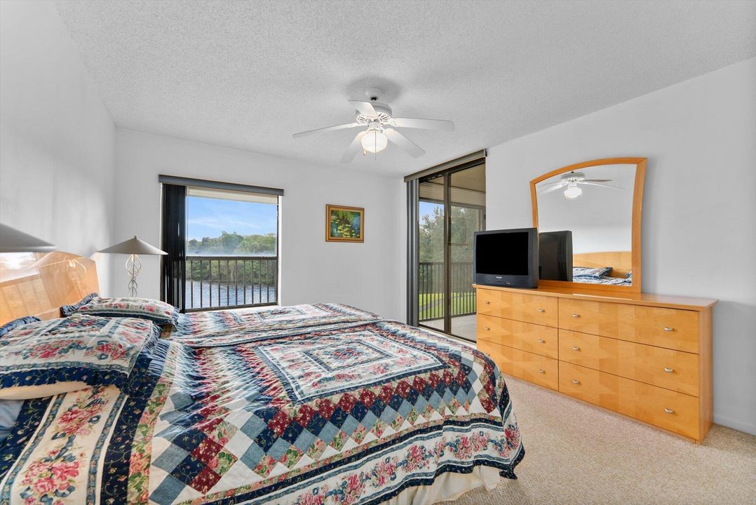 На продажу: $199,900 (2 спален, 2 ванн, 970 Квадратных фут)