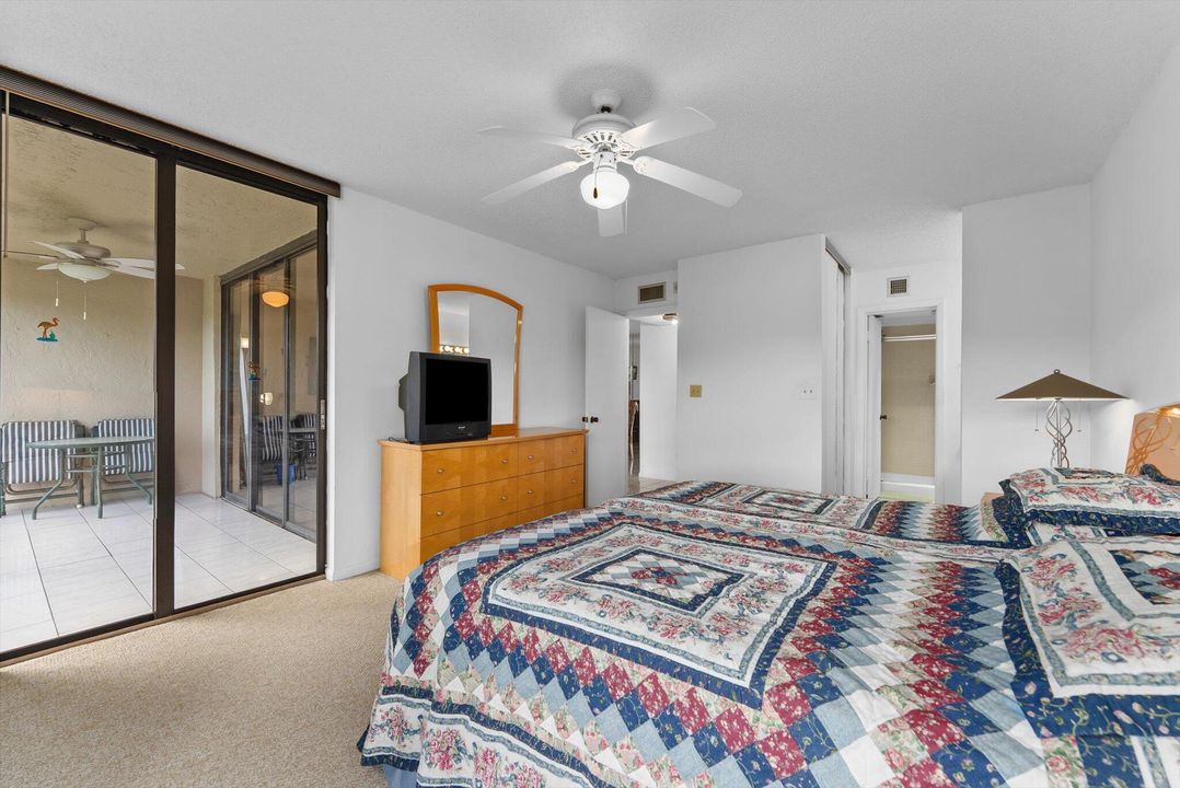 На продажу: $199,900 (2 спален, 2 ванн, 970 Квадратных фут)