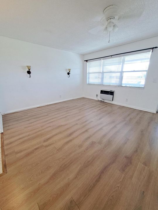 合同活跃: $98,000 (1 贝兹, 1 浴室, 570 平方英尺)