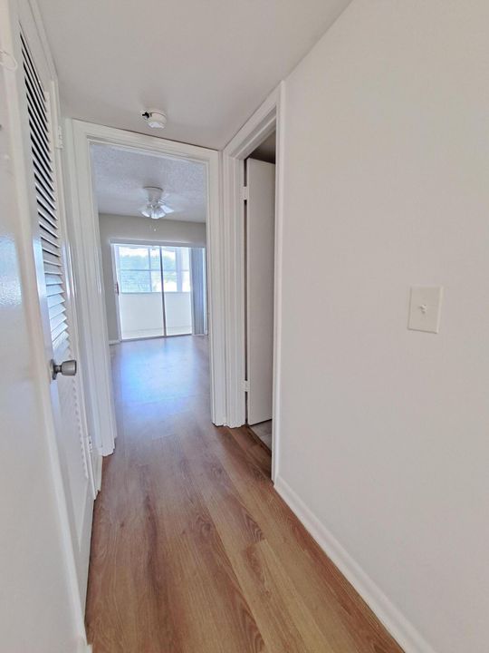 合同活跃: $98,000 (1 贝兹, 1 浴室, 570 平方英尺)