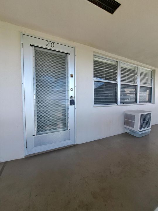 合同活跃: $98,000 (1 贝兹, 1 浴室, 570 平方英尺)