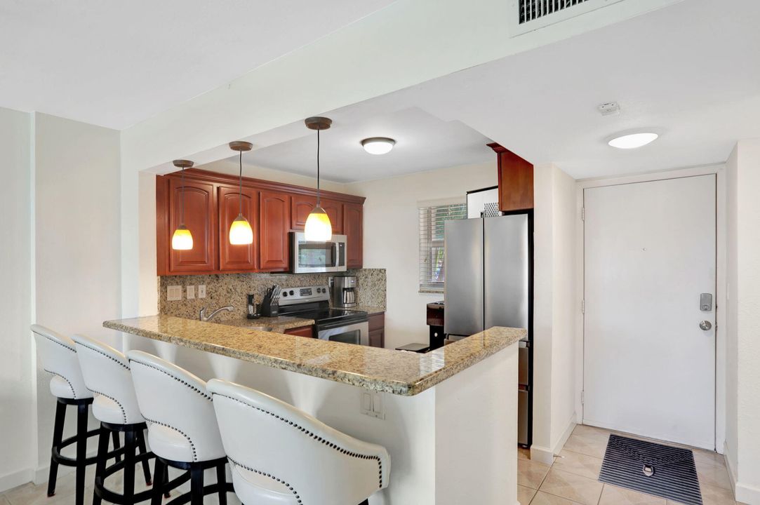 For Sale: $449,000 (1 beds, 1 baths, 734 Square Feet)