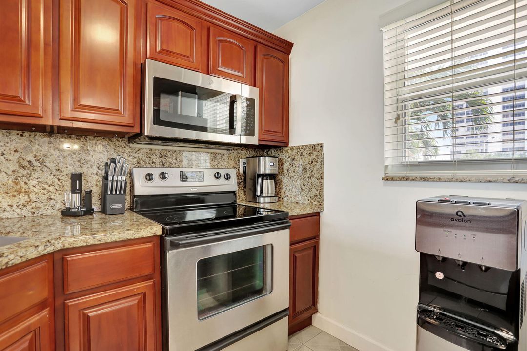 For Sale: $449,000 (1 beds, 1 baths, 734 Square Feet)