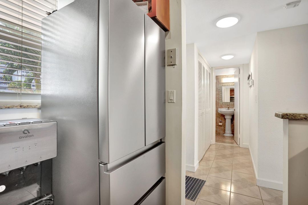 For Sale: $449,000 (1 beds, 1 baths, 734 Square Feet)