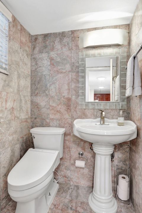 For Sale: $449,000 (1 beds, 1 baths, 734 Square Feet)