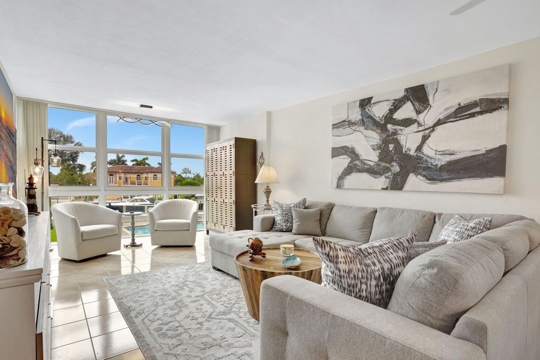 For Sale: $449,000 (1 beds, 1 baths, 734 Square Feet)