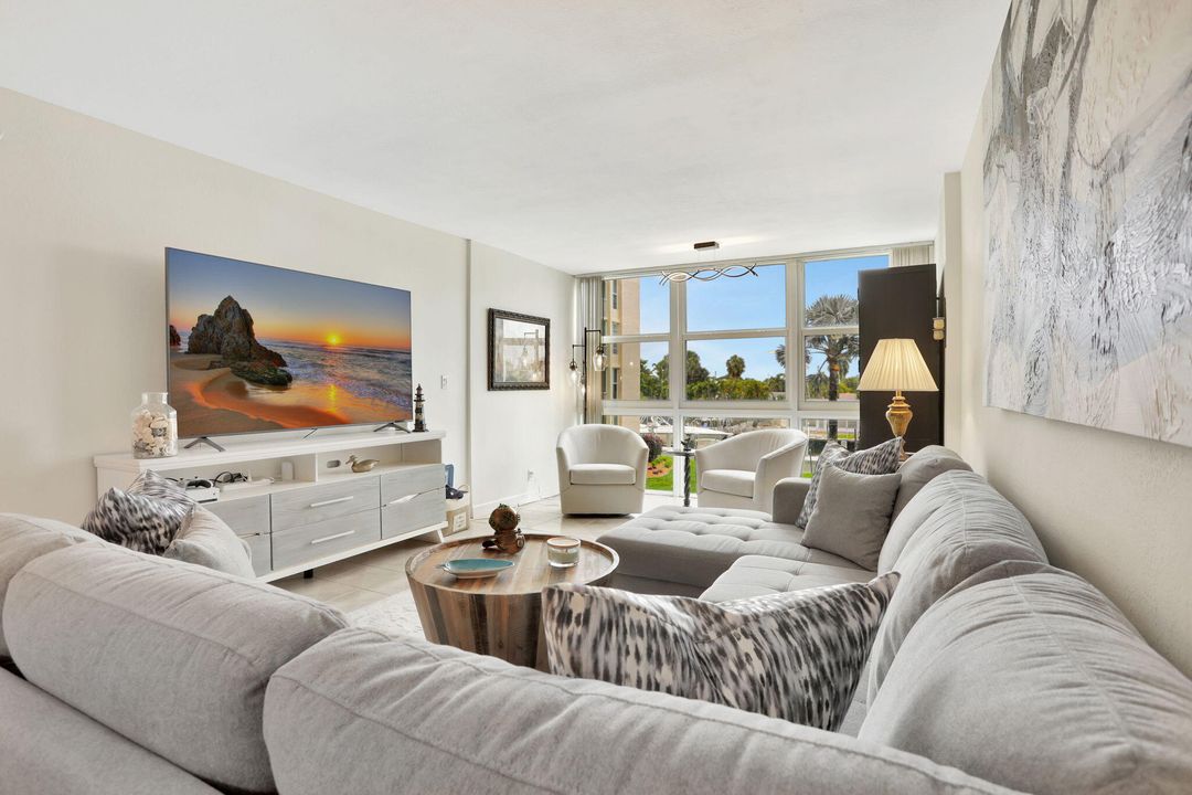 For Sale: $449,000 (1 beds, 1 baths, 734 Square Feet)