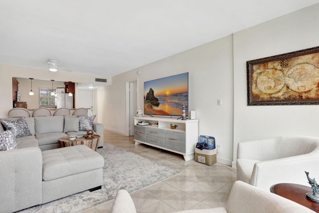 For Sale: $449,000 (1 beds, 1 baths, 734 Square Feet)