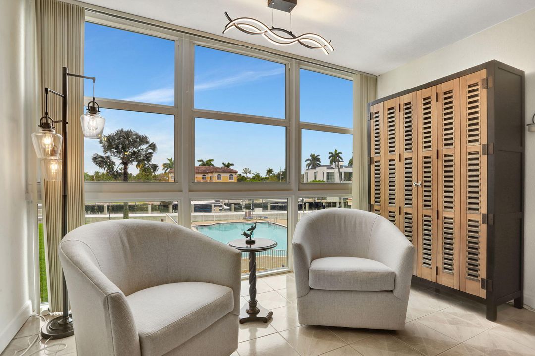 For Sale: $449,000 (1 beds, 1 baths, 734 Square Feet)