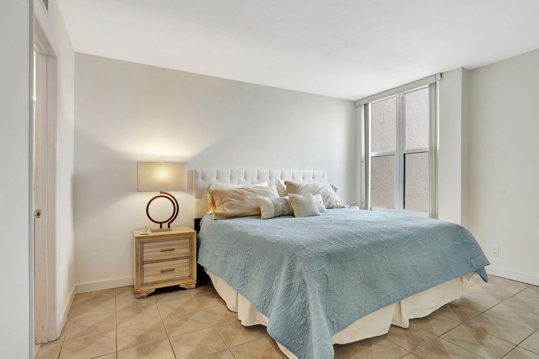 For Sale: $449,000 (1 beds, 1 baths, 734 Square Feet)