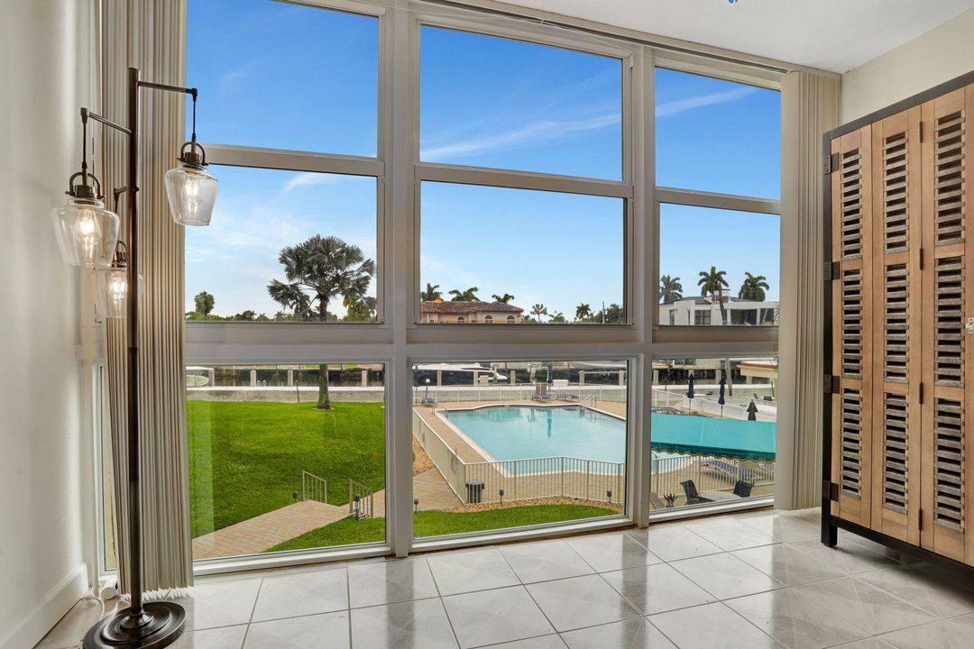 For Sale: $449,000 (1 beds, 1 baths, 734 Square Feet)