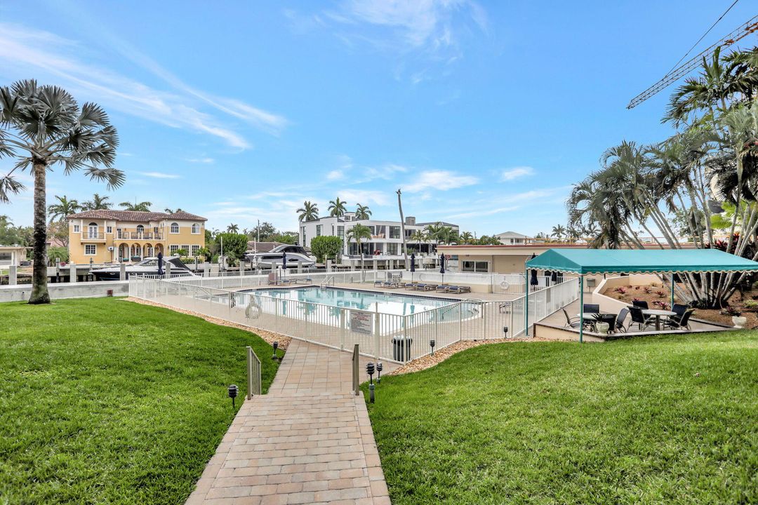 For Sale: $449,000 (1 beds, 1 baths, 734 Square Feet)