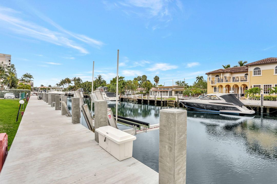 For Sale: $449,000 (1 beds, 1 baths, 734 Square Feet)