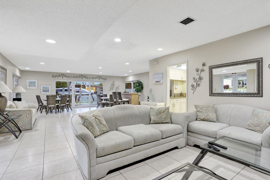 For Sale: $449,000 (1 beds, 1 baths, 734 Square Feet)