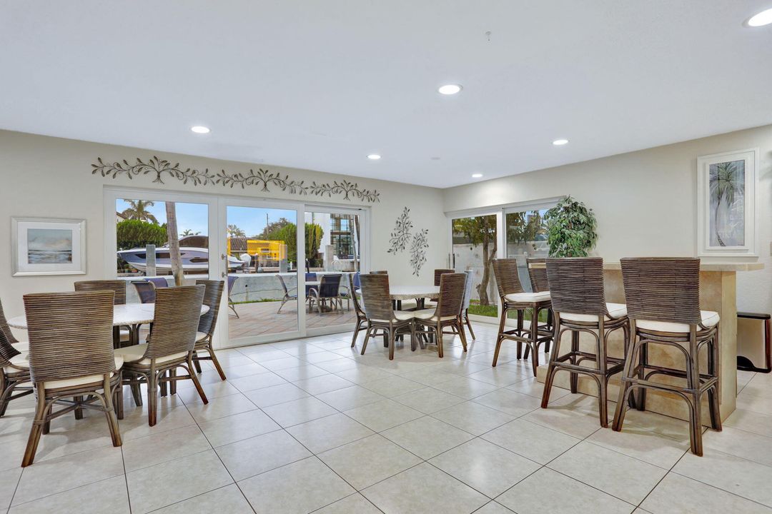 For Sale: $449,000 (1 beds, 1 baths, 734 Square Feet)