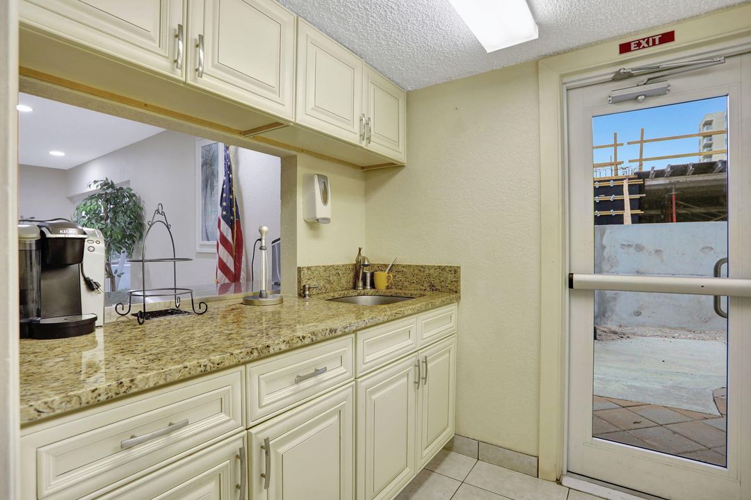 For Sale: $449,000 (1 beds, 1 baths, 734 Square Feet)