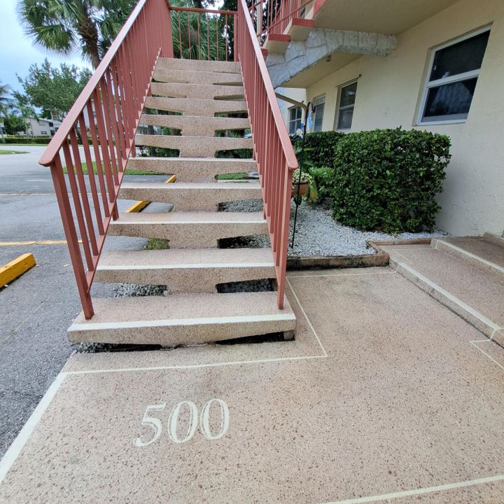 Active With Contract: $1,500 (1 beds, 1 baths, 837 Square Feet)