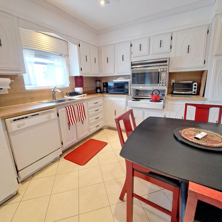 Active With Contract: $1,500 (1 beds, 1 baths, 837 Square Feet)