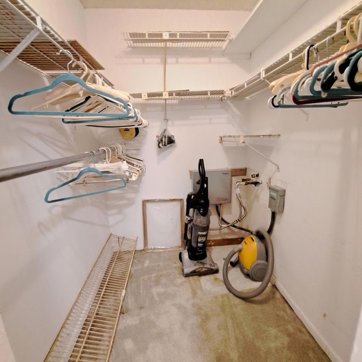 Active With Contract: $1,500 (1 beds, 1 baths, 837 Square Feet)