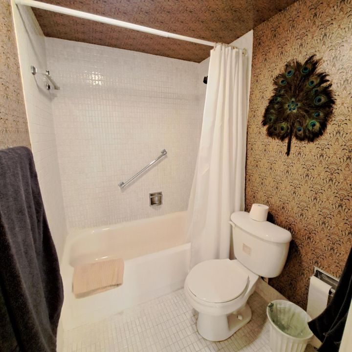 Active With Contract: $1,500 (1 beds, 1 baths, 837 Square Feet)