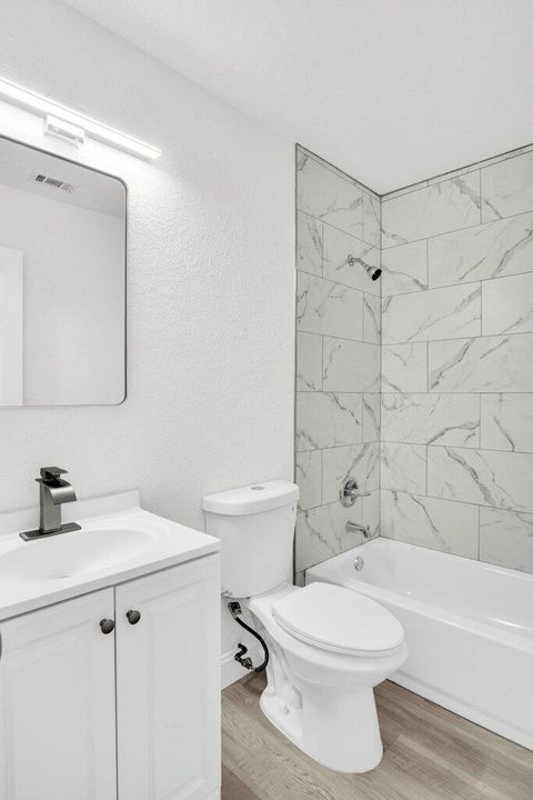 Под контрактом: $305,900 (2 спален, 1 ванн, 904 Квадратных фут)