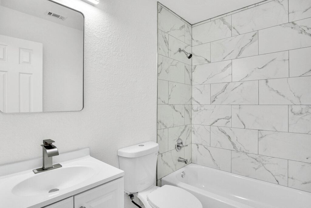 Под контрактом: $305,900 (2 спален, 1 ванн, 904 Квадратных фут)