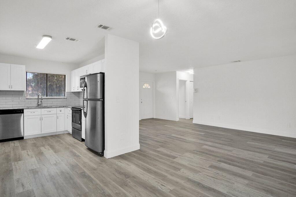 Под контрактом: $305,900 (2 спален, 1 ванн, 904 Квадратных фут)