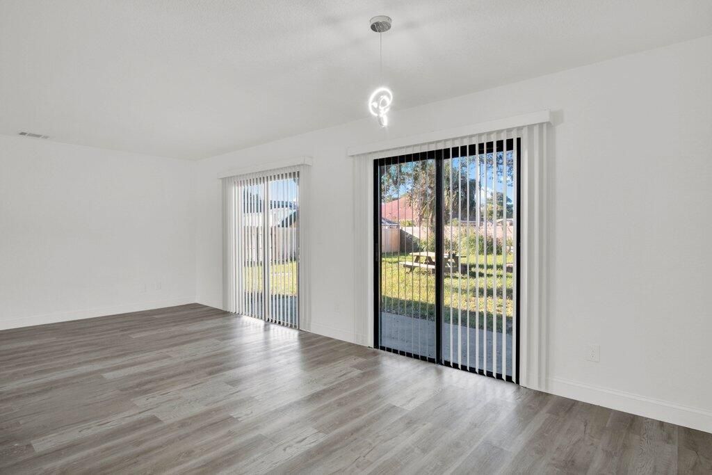 Под контрактом: $305,900 (2 спален, 1 ванн, 904 Квадратных фут)