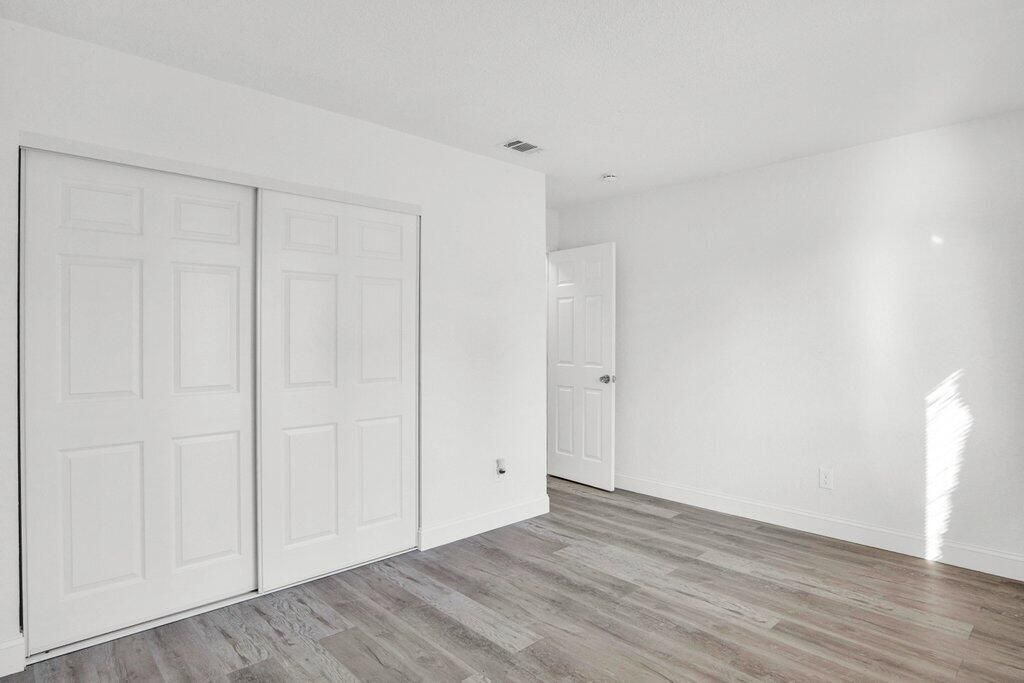 Под контрактом: $305,900 (2 спален, 1 ванн, 904 Квадратных фут)