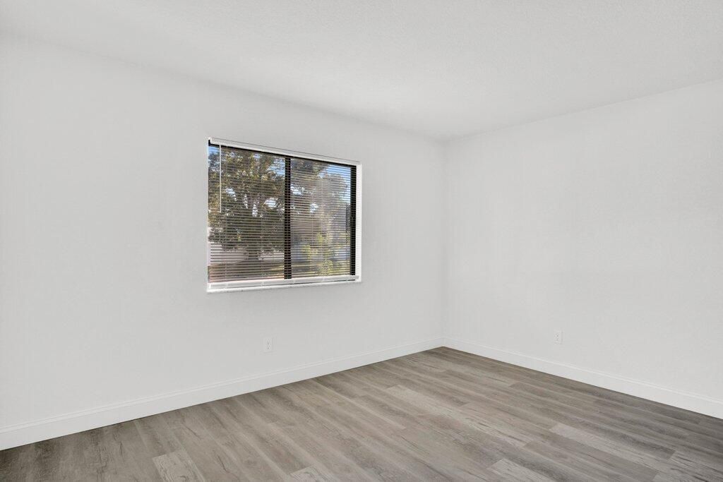 Под контрактом: $305,900 (2 спален, 1 ванн, 904 Квадратных фут)