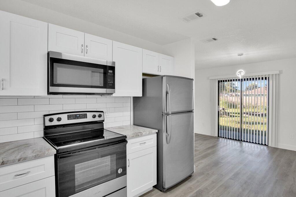 Под контрактом: $305,900 (2 спален, 1 ванн, 904 Квадратных фут)