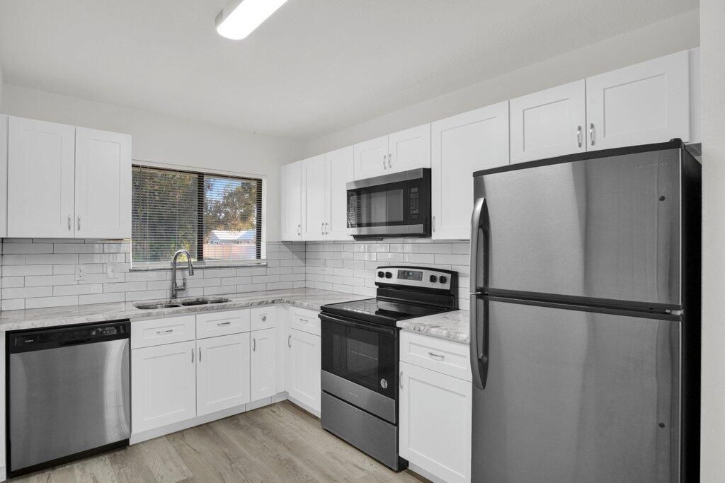 Под контрактом: $305,900 (2 спален, 1 ванн, 904 Квадратных фут)