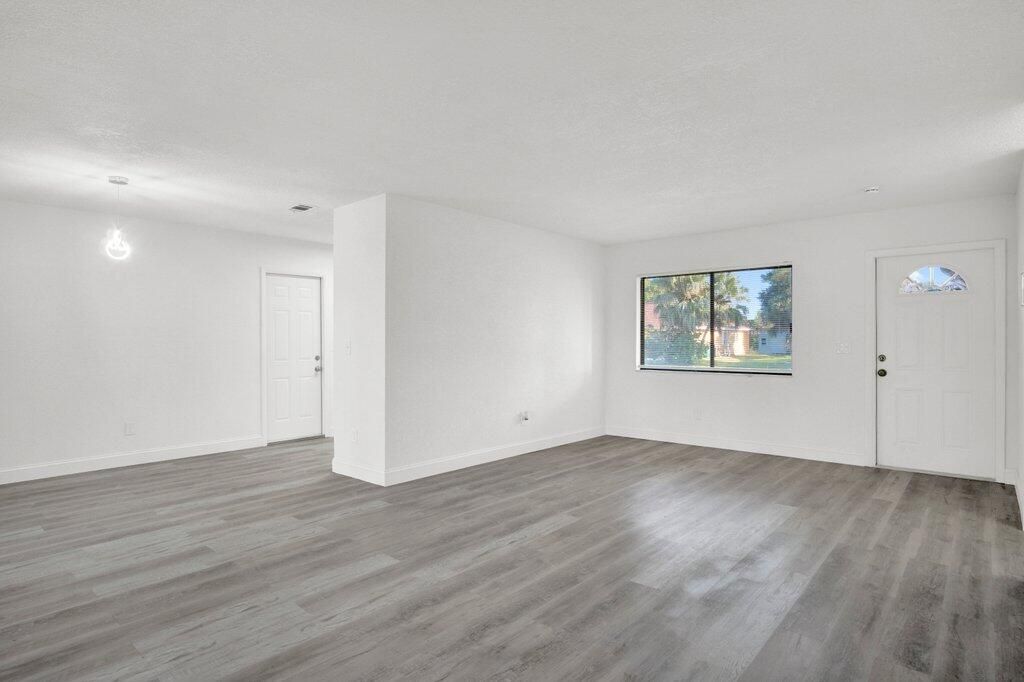 Под контрактом: $305,900 (2 спален, 1 ванн, 904 Квадратных фут)