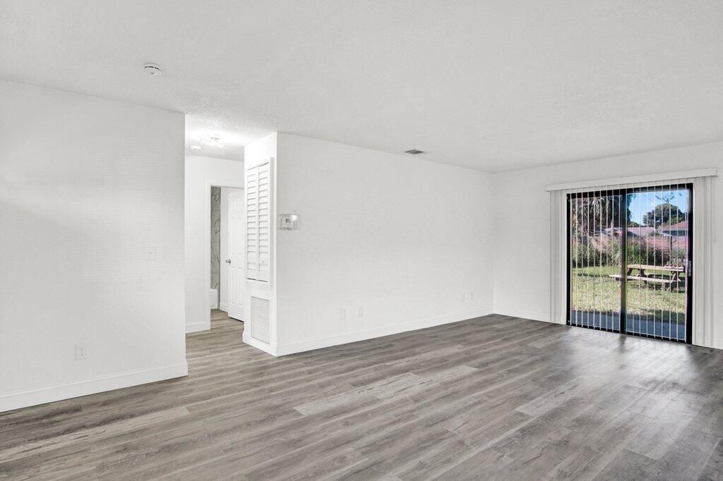 Под контрактом: $305,900 (2 спален, 1 ванн, 904 Квадратных фут)