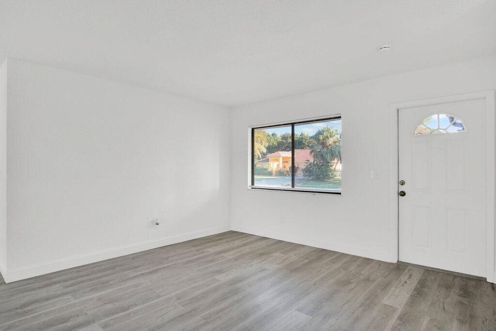 Под контрактом: $305,900 (2 спален, 1 ванн, 904 Квадратных фут)