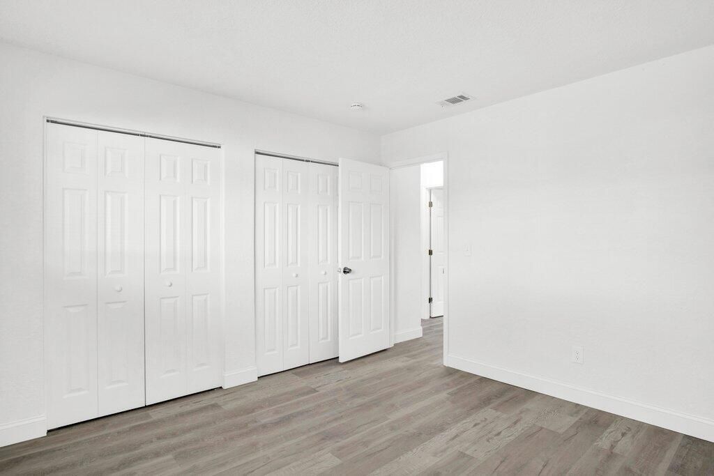 Под контрактом: $305,900 (2 спален, 1 ванн, 904 Квадратных фут)