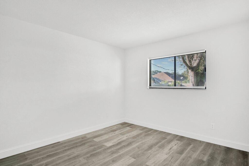 Под контрактом: $305,900 (2 спален, 1 ванн, 904 Квадратных фут)