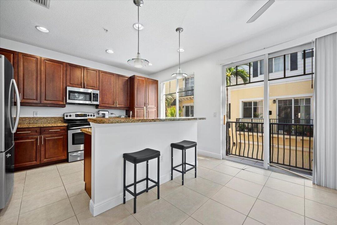 На продажу: $575,000 (3 спален, 3 ванн, 1957 Квадратных фут)