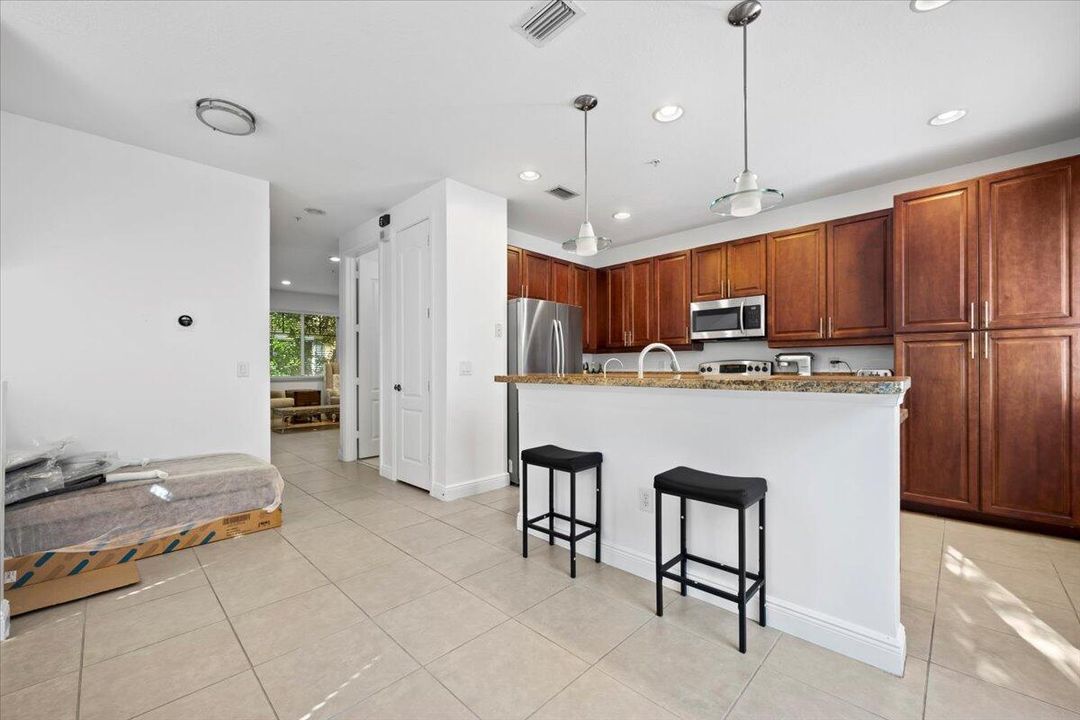 На продажу: $575,000 (3 спален, 3 ванн, 1957 Квадратных фут)