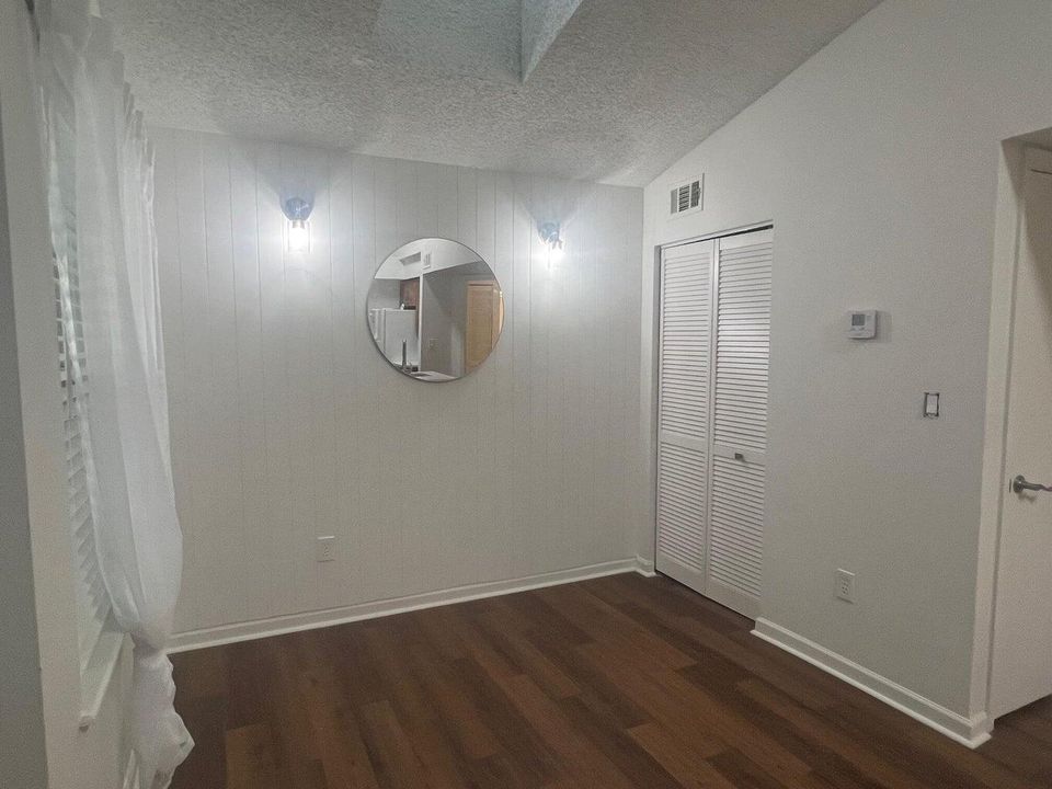 For Rent: $1,900 (1 beds, 1 baths, 696 Square Feet)