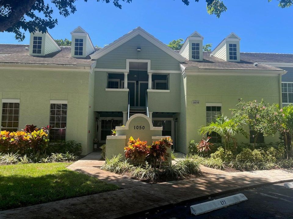 For Rent: $1,900 (1 beds, 1 baths, 696 Square Feet)